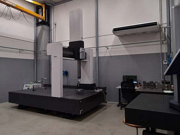 parco-macchine-con-torni-seghetti